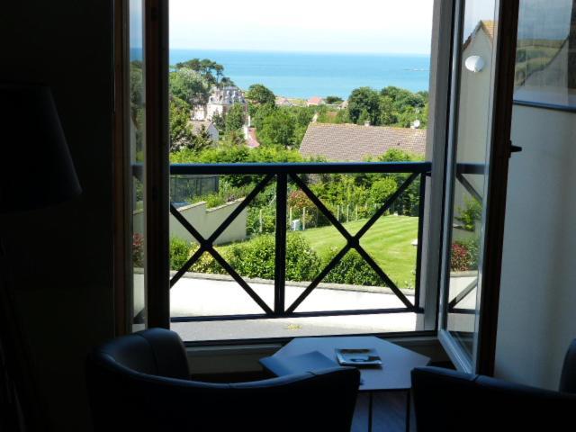 Le Ruban Bleu Face A La Mer Arromanches-les-Bains Exterior photo